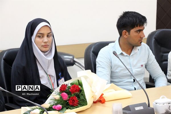 تجلیل از فاطمه فنایی رتبه دوم نگارگری کشور در شهرستان قائن