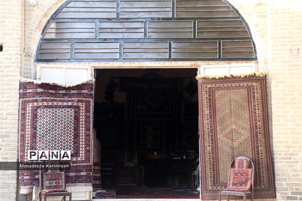 دالان‌های هزار توی بازار وکیل