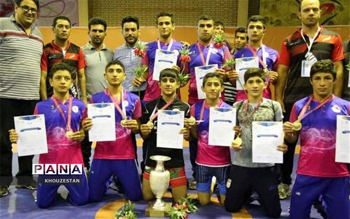 دانش آموزان فرنگی کار  خوزستانی بر بام کشتی فرنگی کشور