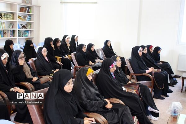 نشست مسئولین و اعضای انجمن های اسلامی دانش آموزان آذربایجان غربی با نماینده مقام معظم رهبری