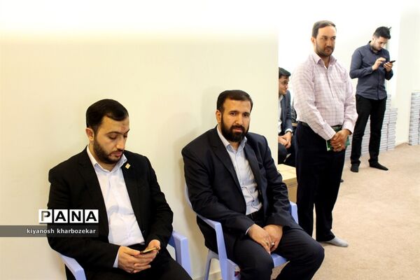 نشست مسئولین و اعضای انجمن های اسلامی دانش آموزان آذربایجان غربی با نماینده مقام معظم رهبری