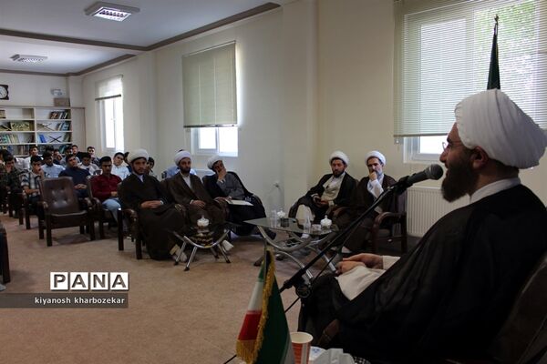 نشست مسئولین و اعضای انجمن های اسلامی دانش آموزان آذربایجان غربی با نماینده مقام معظم رهبری