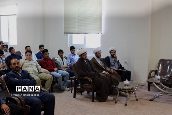 نشست مسئولین و اعضای انجمن های اسلامی دانش آموزان آذربایجان غربی با نماینده مقام معظم رهبری