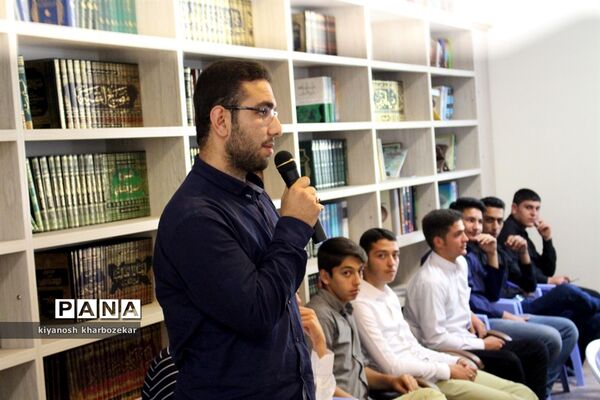 نشست مسئولین و اعضای انجمن های اسلامی دانش آموزان آذربایجان غربی با نماینده مقام معظم رهبری