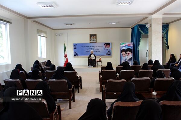 نشست مسئولین و اعضای انجمن های اسلامی دانش آموزان آذربایجان غربی با نماینده مقام معظم رهبری