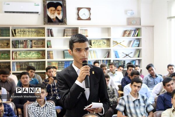 نشست مسئولین و اعضای انجمن های اسلامی دانش آموزان آذربایجان غربی با نماینده مقام معظم رهبری