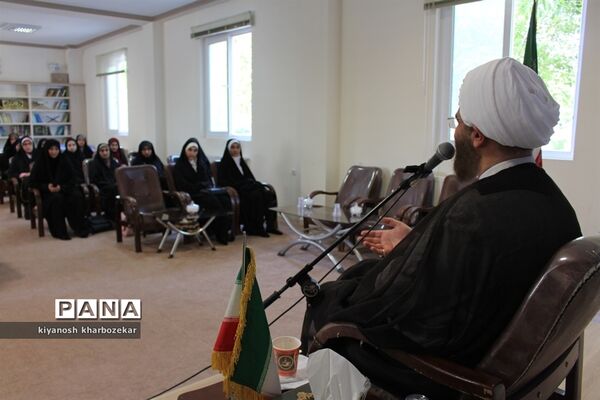 نشست مسئولین و اعضای انجمن های اسلامی دانش آموزان آذربایجان غربی با نماینده مقام معظم رهبری