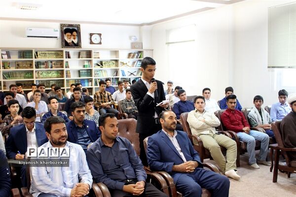 نشست مسئولین و اعضای انجمن های اسلامی دانش آموزان آذربایجان غربی با نماینده مقام معظم رهبری
