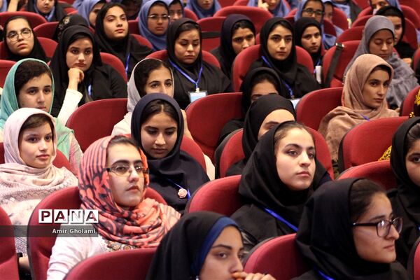 سومین روز از حضور دانش‌آموزان دختر مناطق مرزی در اردوگاه شهید با هنر تهران