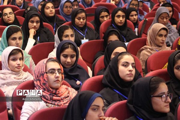 سومین روز از حضور دانش‌آموزان دختر مناطق مرزی در اردوگاه شهید با هنر تهران