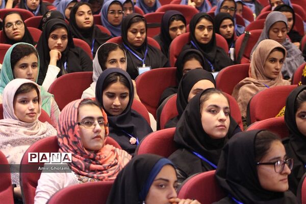 سومین روز از حضور دانش‌آموزان دختر مناطق مرزی در اردوگاه شهید با هنر تهران