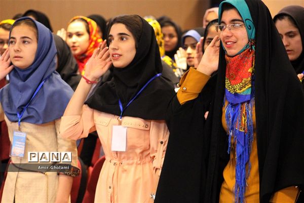 سومین روز از حضور دانش‌آموزان دختر مناطق مرزی در اردوگاه شهید با هنر تهران