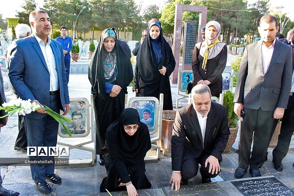 ادای احترام وزیر آموزش و پرورش به مقام شهدا در اصفهان