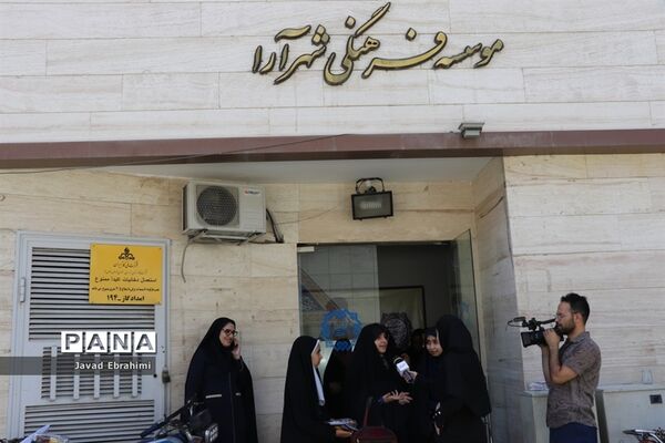 بازدید دانش آموزان دختر دوره های تابستانه سازمان دانش آموزی از موسسه فرهنگی شهر آرا مشهد