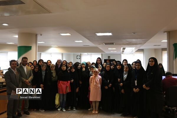 بازدید دانش آموزان دختر دوره های تابستانه سازمان دانش آموزی از موسسه فرهنگی شهر آرا مشهد