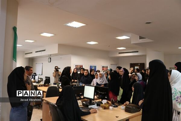 بازدید دانش آموزان دختر دوره های تابستانه سازمان دانش آموزی از موسسه فرهنگی شهر آرا مشهد