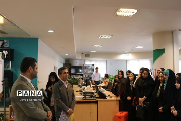 بازدید دانش آموزان دختر دوره های تابستانه سازمان دانش آموزی از موسسه فرهنگی شهر آرا مشهد
