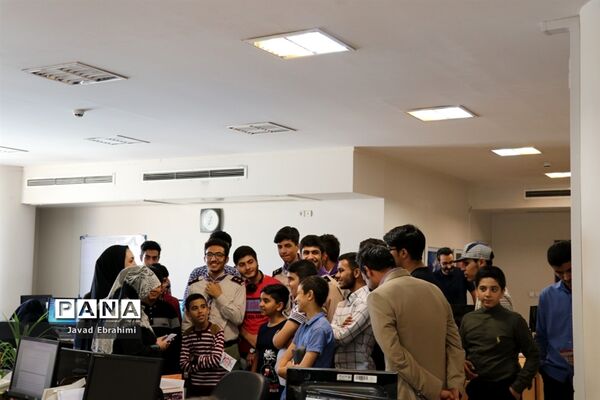 بازدید دانش‌آموزان پسر دوره‌های تابستانه سازمان دانش آموزی از موسسه فرهنگی شهر آرا مشهد