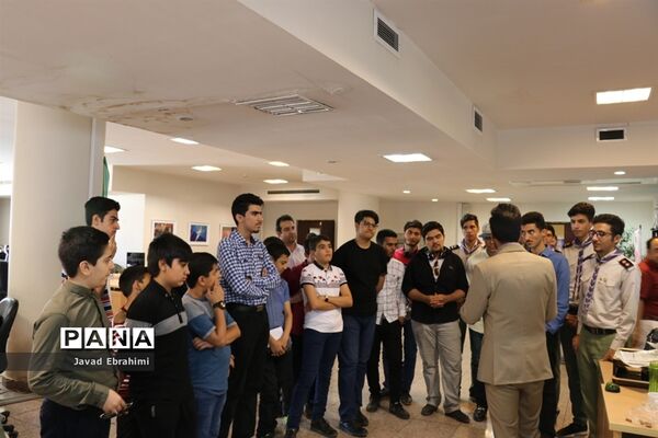 بازدید دانش‌آموزان پسر دوره‌های تابستانه سازمان دانش آموزی از موسسه فرهنگی شهر آرا مشهد