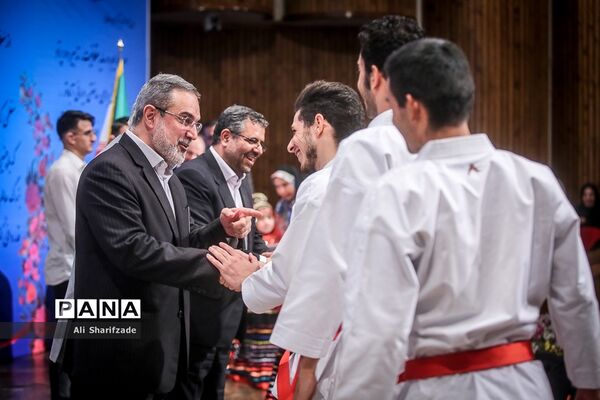 دیدار وزیر آموزش و پرورش با دانش آموزان و معلمان مدارس آسیب دیده شنوایی شهر تهران