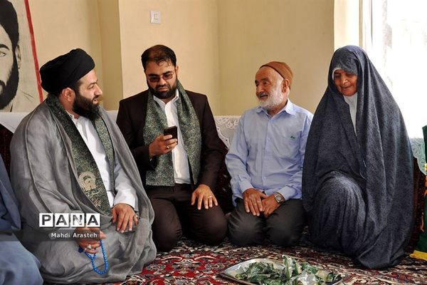 دیدار خادمان رضوی با خانواده شهید عربزاده