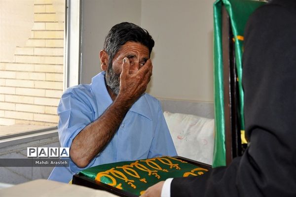 دیدار خادمان رضوی با بیماران بیمارستان شهدای قاین