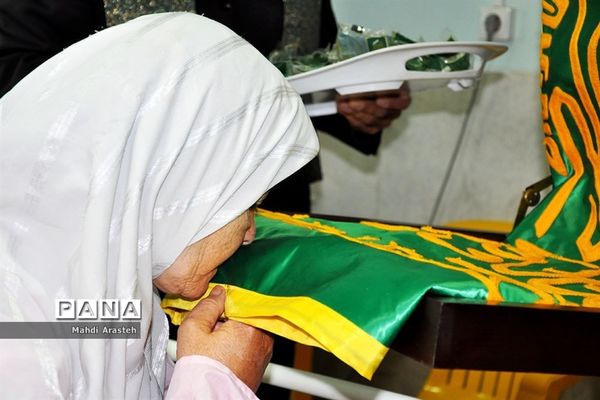 دیدار خادمان رضوی با بیماران بیمارستان شهدای قاین