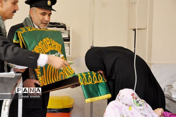 دیدار خادمان رضوی با بیماران بیمارستان شهدای قاین