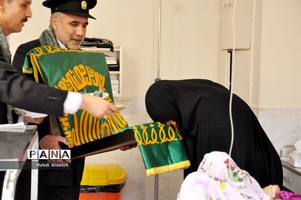 دیدار خادمان رضوی با بیماران بیمارستان شهدای قاین