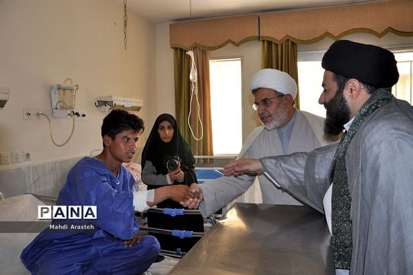 دیدار خادمان رضوی با بیماران بیمارستان شهدای قاین