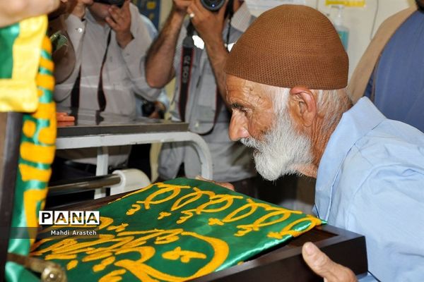 دیدار خادمان رضوی با بیماران بیمارستان شهدای قاین