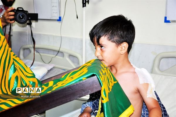 دیدار خادمان رضوی با بیماران بیمارستان شهدای قاین