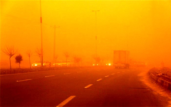 توفان گرد و خاک  و رعد و برق در راه سیستان و بلوچستان