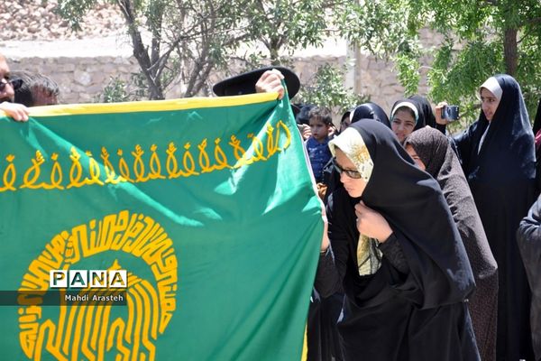 حضور کاروان زیر سایه خورشید در مزار بی بی صاحبه روستای نوزاد شهرستان درمیان