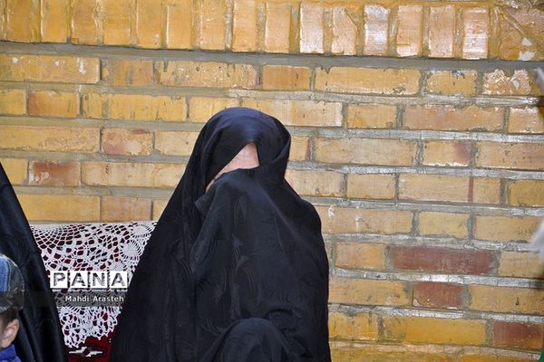 حضور کاروان زیر سایه خورشید در مزار بی بی صاحبه روستای نوزاد شهرستان درمیان