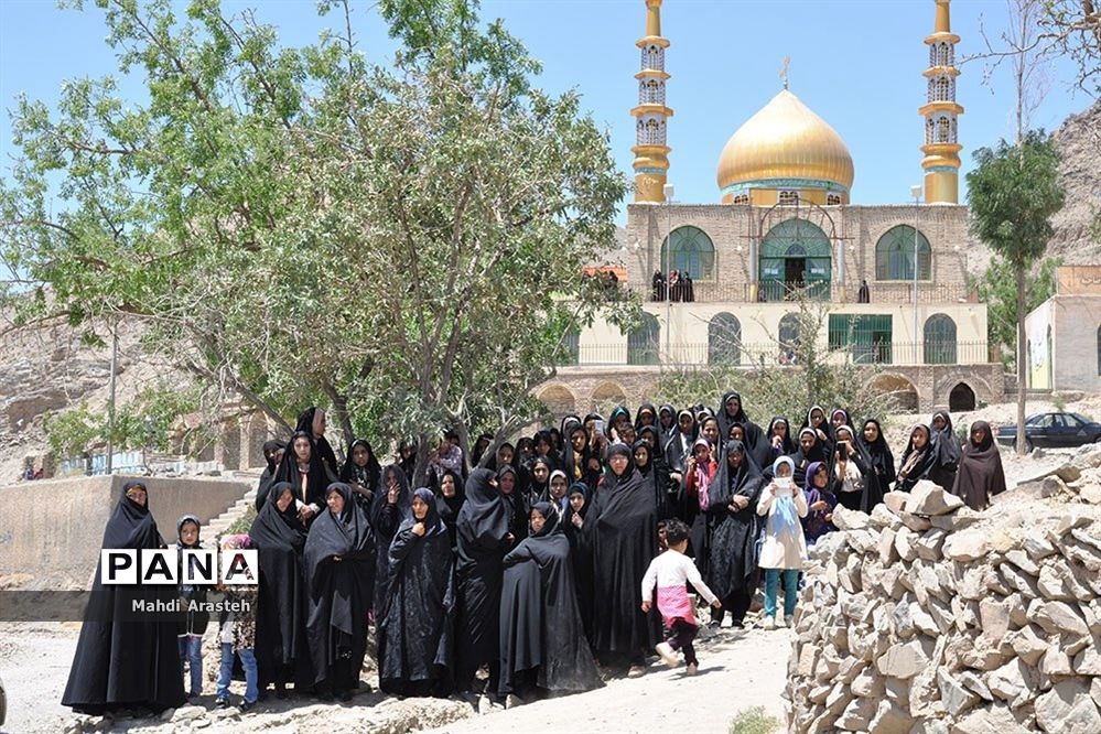 حضور کاروان زیر سایه خورشید در مزار بی بی صاحبه روستای نوزاد شهرستان درمیان