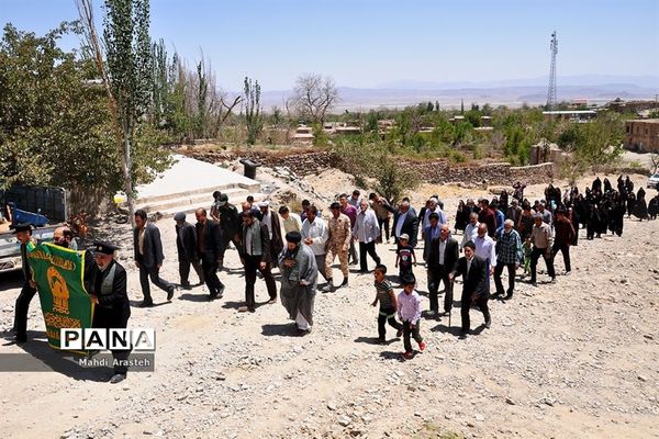حضور کاروان زیر سایه خورشید در مزار بی بی صاحبه روستای نوزاد شهرستان درمیان