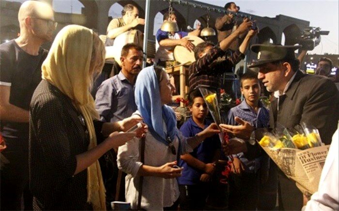 شوق گردشگران خارجی از دریافت گل از خدام حرم رضوی در یزد
