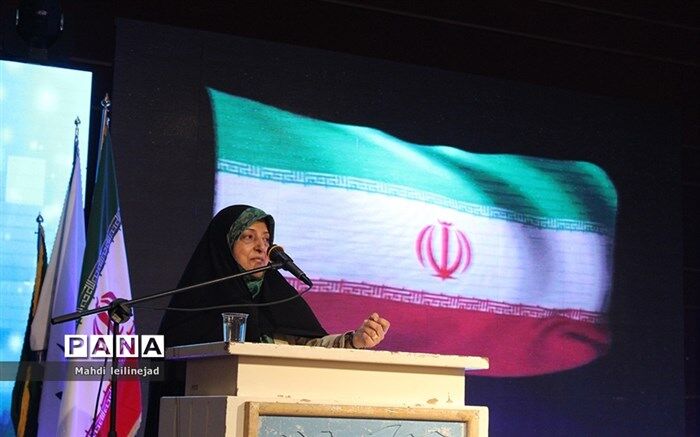 معاون رییس جمهور در امور زنان و خانواده خبر داد: از طراحان و هنرمندان و صاحبان سبک لباس و پوشاک دعوت می‌کنیم تا در این عرصه به کشور کمک کنند