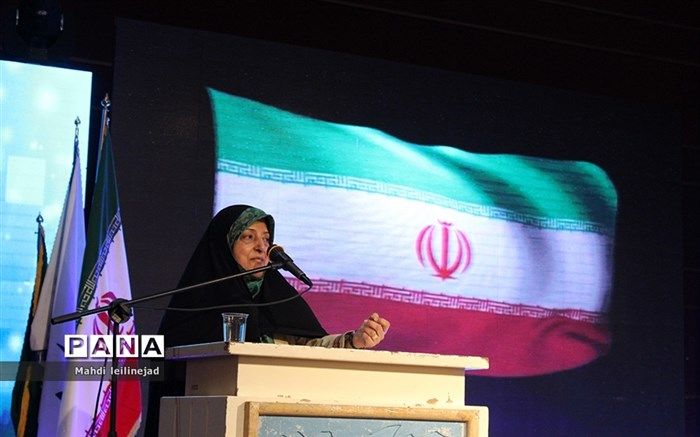 معاون رییس جمهور در امور زنان و خانواده خبر داد: از طراحان و هنرمندان و صاحبان سبک لباس و پوشاک دعوت می‌کنیم تا در این عرصه به کشور کمک کنند