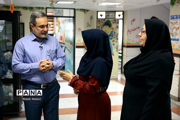 بازدید سرزده وزیر آموزش و پرورش از روند ثبت نام مدارس