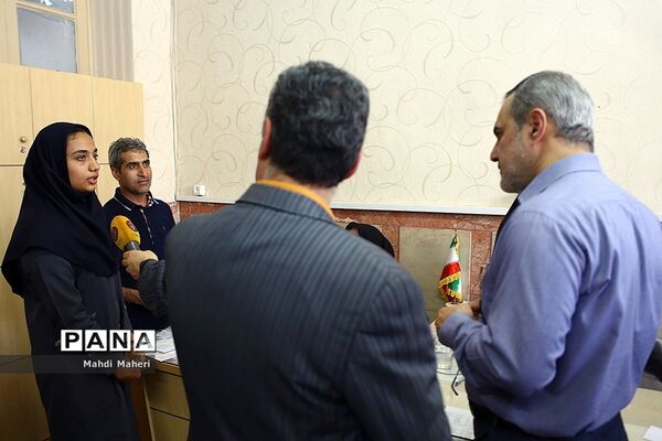 بازدید سرزده وزیر آموزش و پرورش از روند ثبت نام مدارس