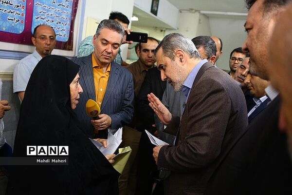 بازدید سرزده وزیر آموزش و پرورش از روند ثبت نام مدارس