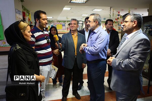 بازدید سرزده وزیر آموزش و پرورش از روند ثبت نام مدارس