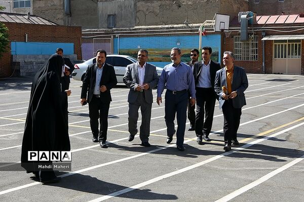 بازدید سرزده وزیر آموزش و پرورش از روند ثبت نام مدارس