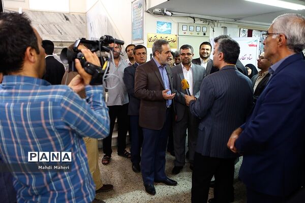 بازدید سرزده وزیر آموزش و پرورش از روند ثبت نام مدارس