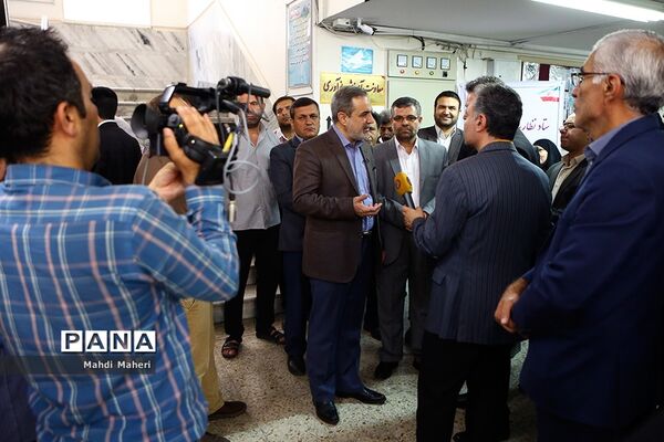 بازدید سرزده وزیر آموزش و پرورش از روند ثبت نام مدارس