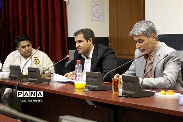 جلسه نقد و بررسی کتاب «فاخته های اردیبهشت»