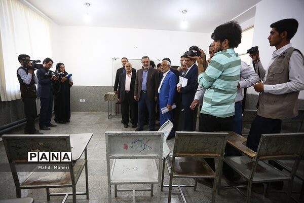 بازدید وزیر آموزش و پرورش از پروژه‌های عمرانی استان کرمان