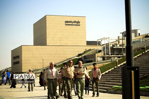 بازدید دانش آموزان پیشتاز پسر هشتمین اردوی ملی از باغ کتاب